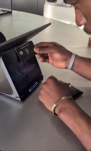 ?巴特勒晒刷卡视频：“由于您失业了 您的卡暂时用不了先生”