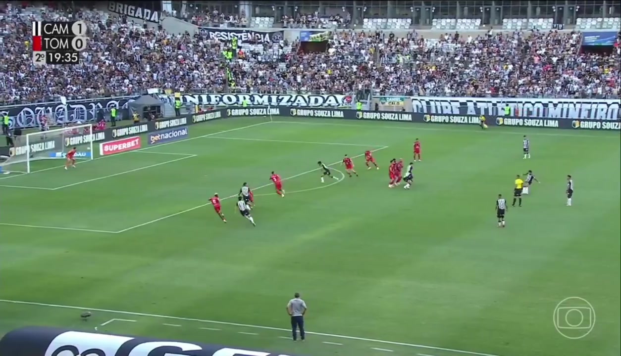 真绿巨人！38岁胡尔克远距离任意球轰入球门，速度力量?