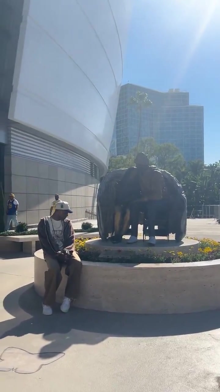 想你了曼巴?！欧文赛前看望科比和GiGi的雕像?