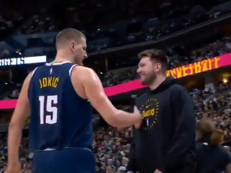 交流减肥心得？约基奇&东契奇场边寒暄?还在肚子上比比划划的