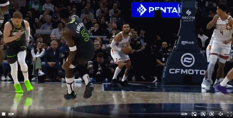 非常痛苦?爱德华兹飞身抢断杜兰特 空中撞在一起&面部被KD肘到