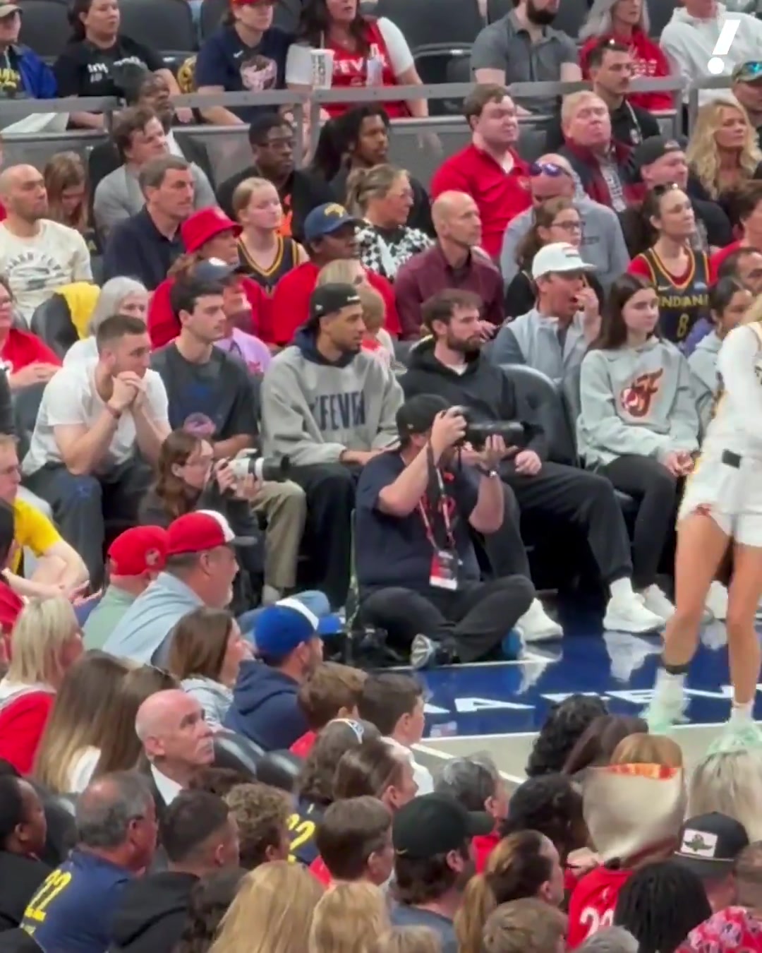 东决2-0领先?!哈利伯顿观战WNBA版印第安纳VS纽约引全场欢呼