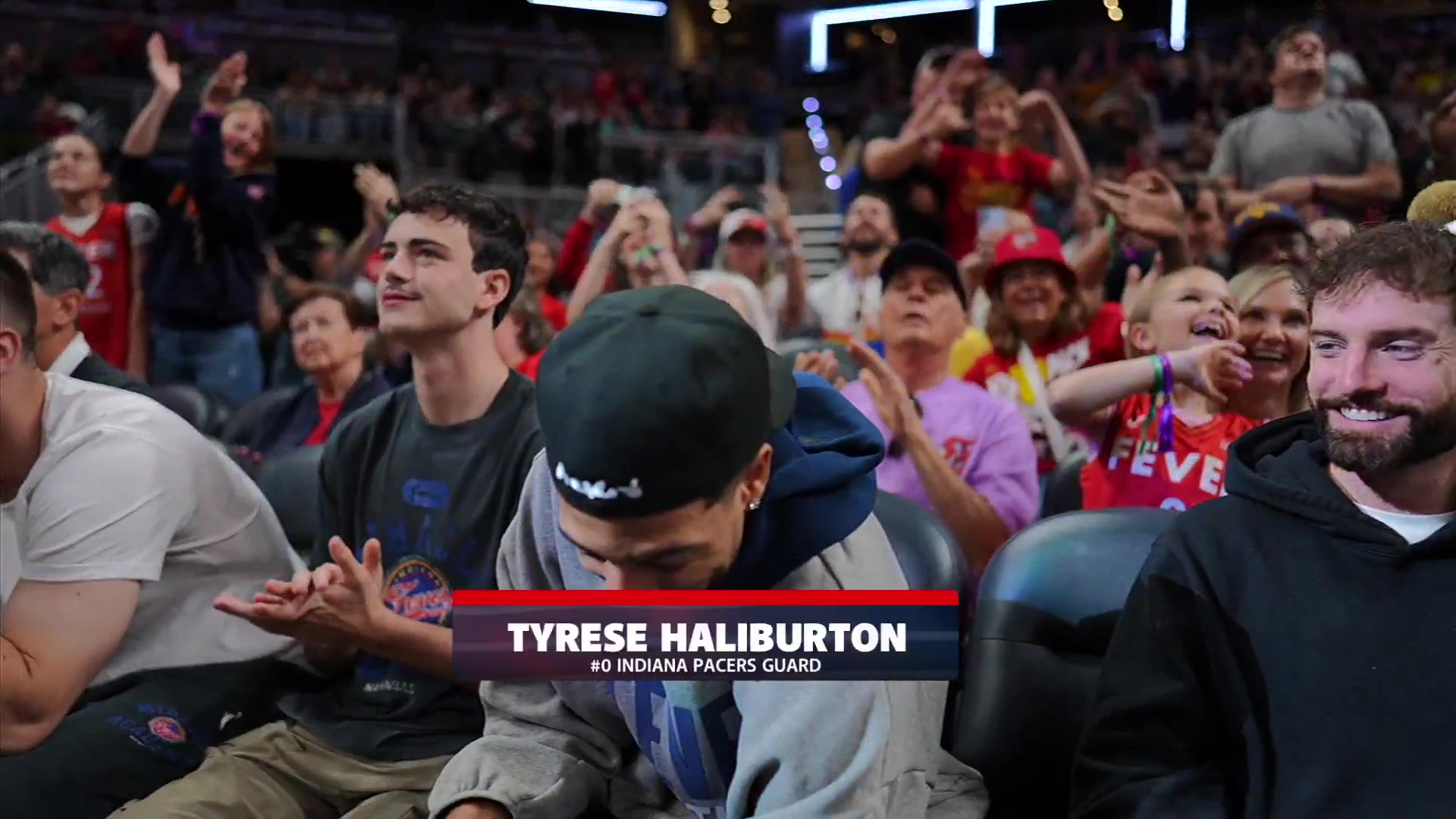 东决2-0领先?!哈利伯顿观战WNBA版印第安纳VS纽约引全场欢呼